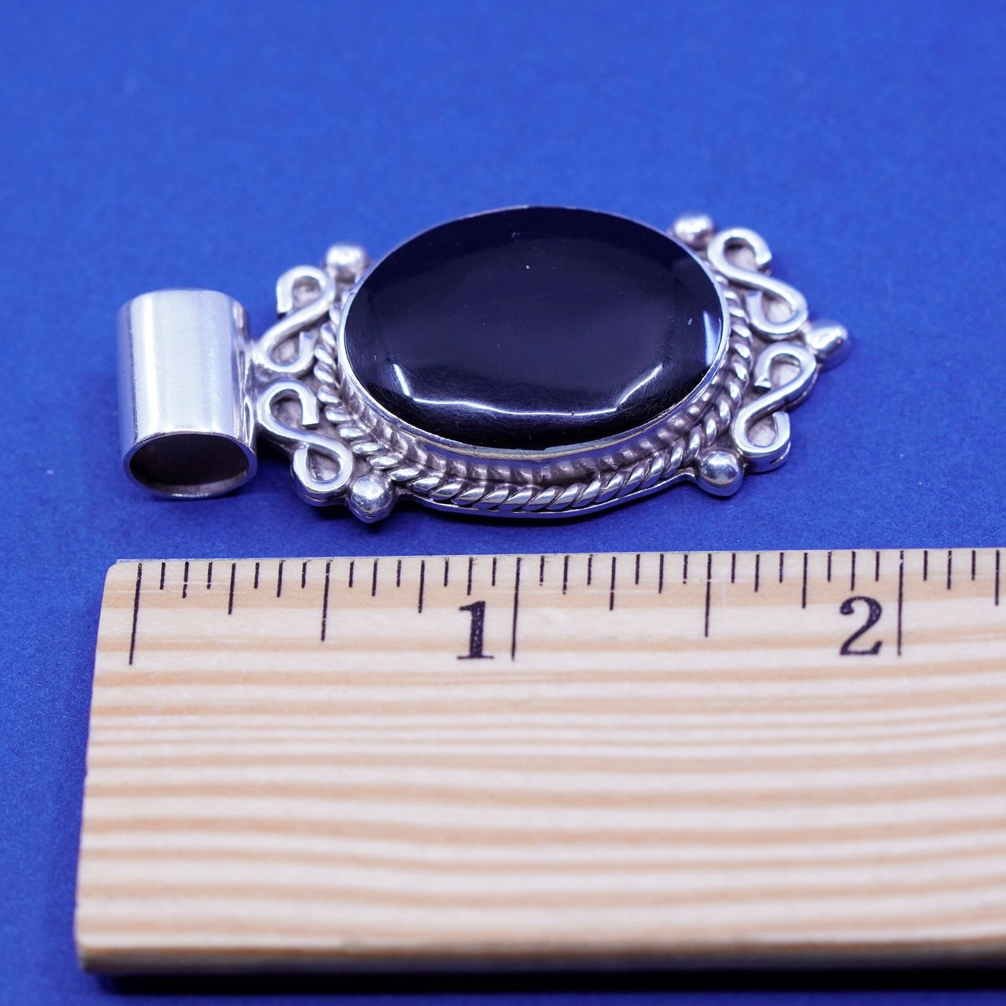 Vintage Sterling 925 silver handmade pendant with oval onyx and cable around