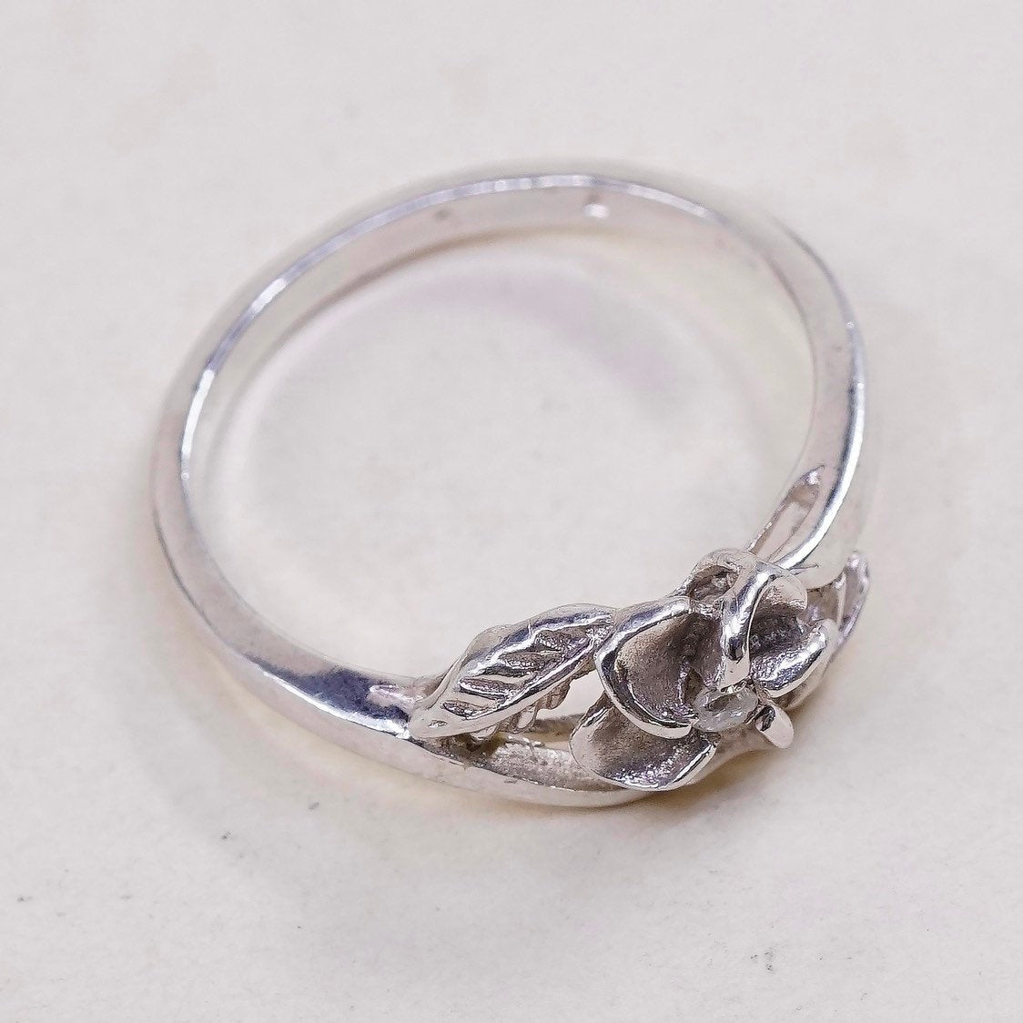 sz 7.5, vtg sterling silver flower with leaves crystal ring, 925 silver ring