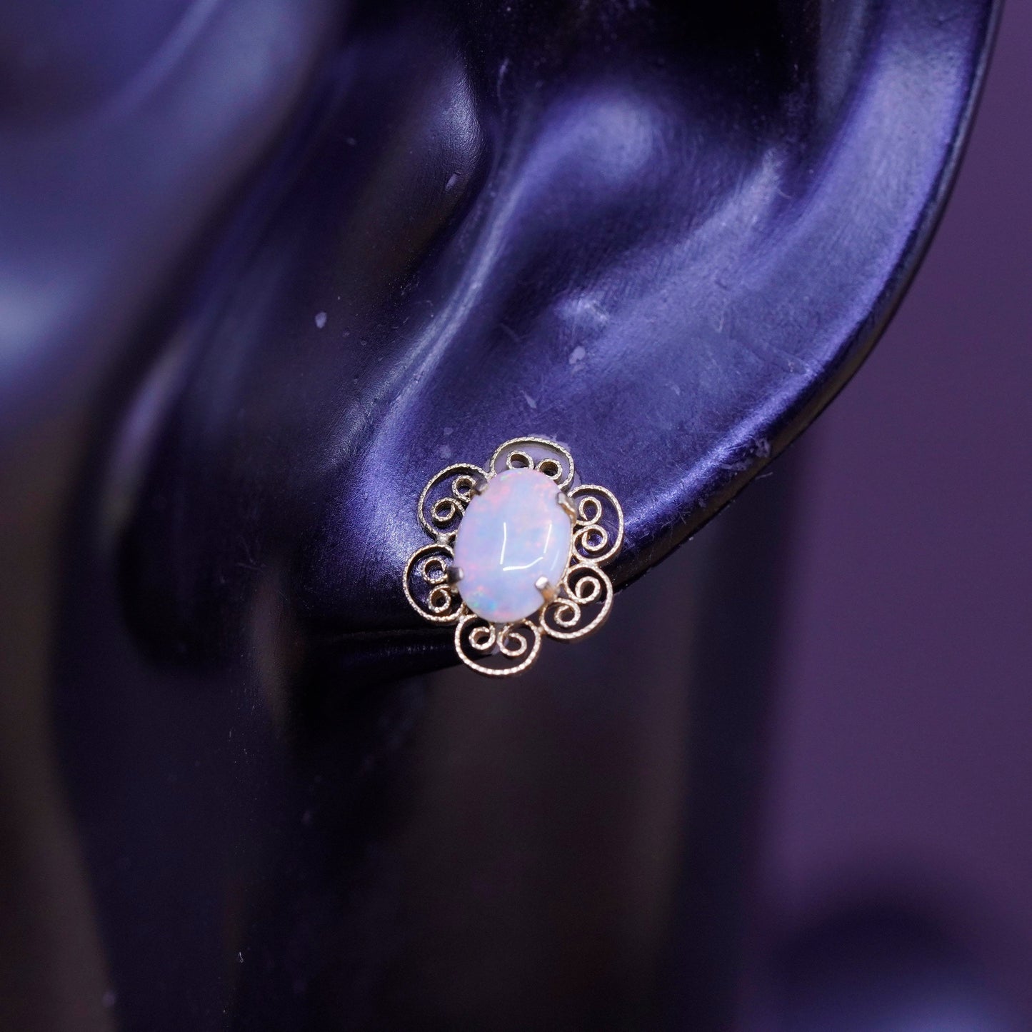 1g, filigree 14K yellow gold studs earrings with opal inlay