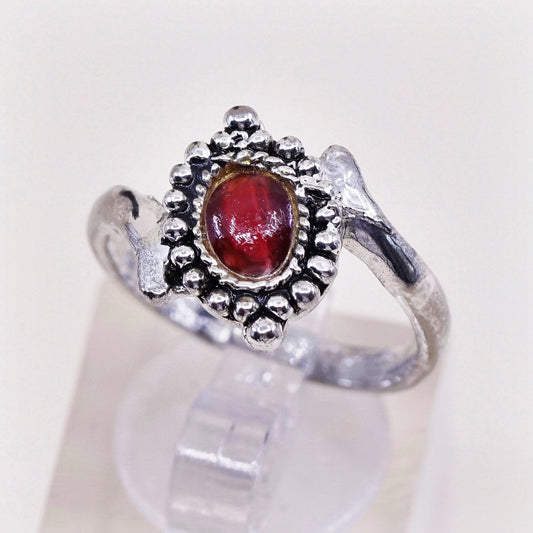 Size 7.5, vintage modern silver tone ring w/ red glass details