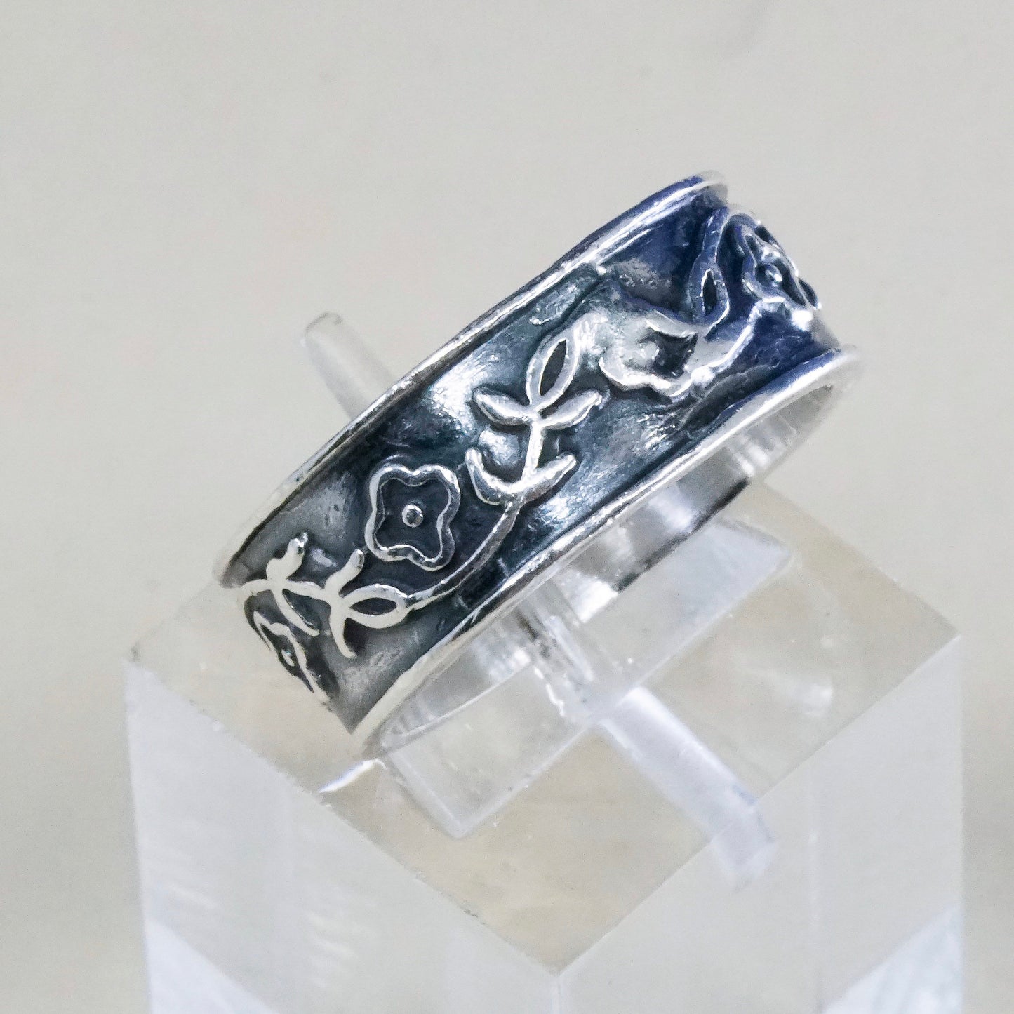 Size 5.5, vintage Mexico Sterling 925 Silver Band embossed Flower Ring