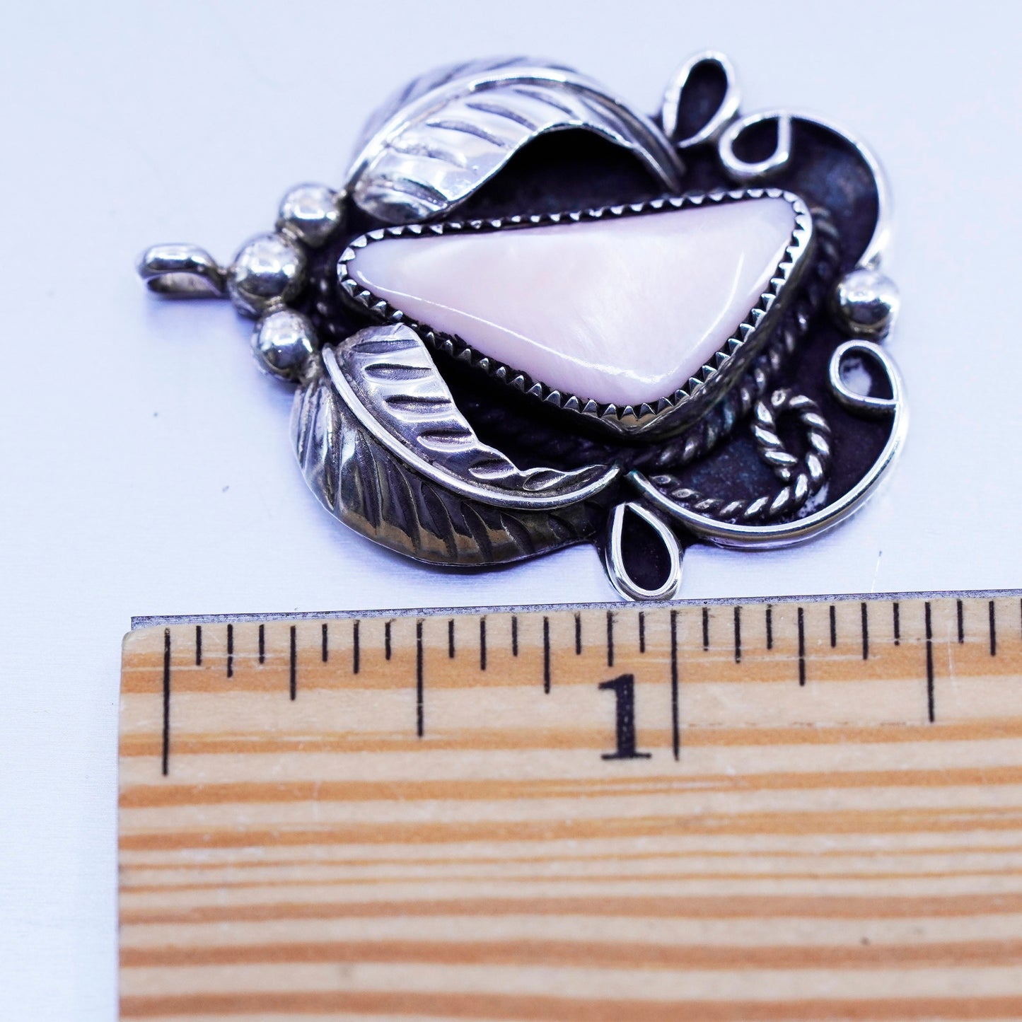 Native American sterling 925 silver handmade leafy pendant with mother of pearl