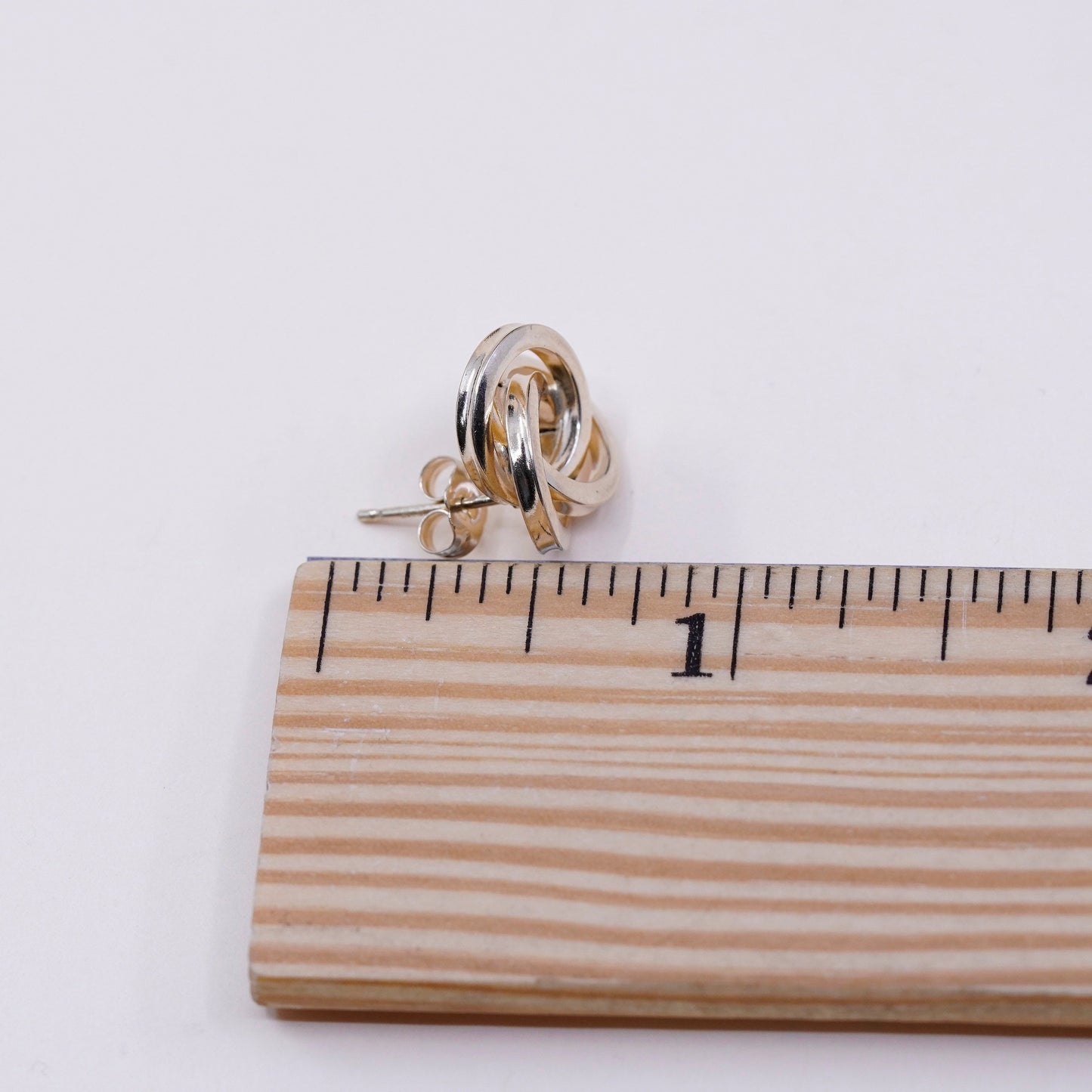 2.8g, vintage 14K yellow gold earrings, real gold edgy entwined circle studs , stamped 14K