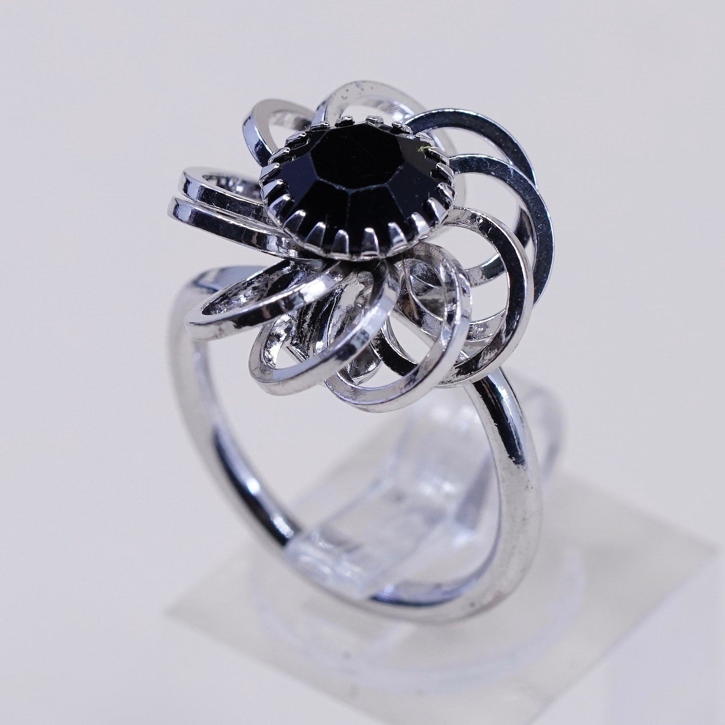 Size 6.5, vtg Sarah COV silver tone ring, flower w/ black glass details