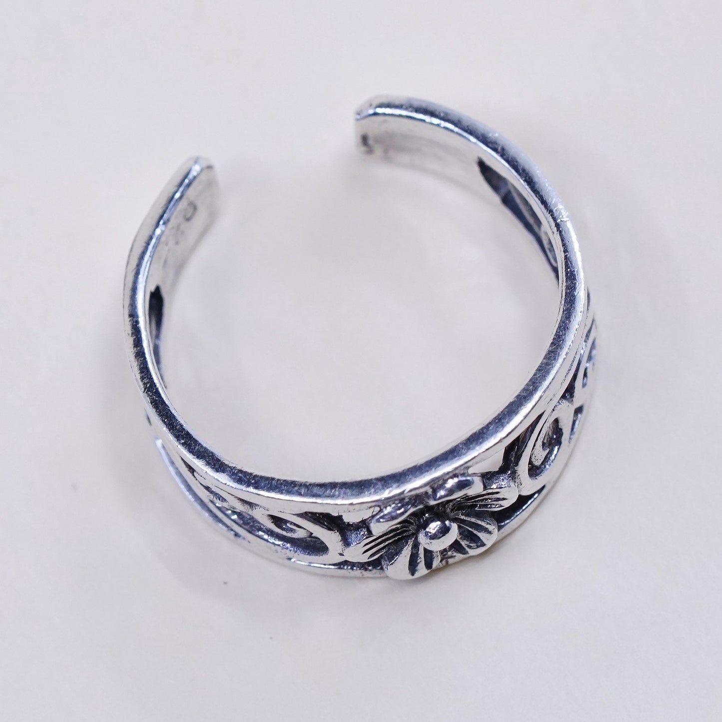 Size 5.75, vintage Sterling silver handmade ring, 925 filigree band with flower