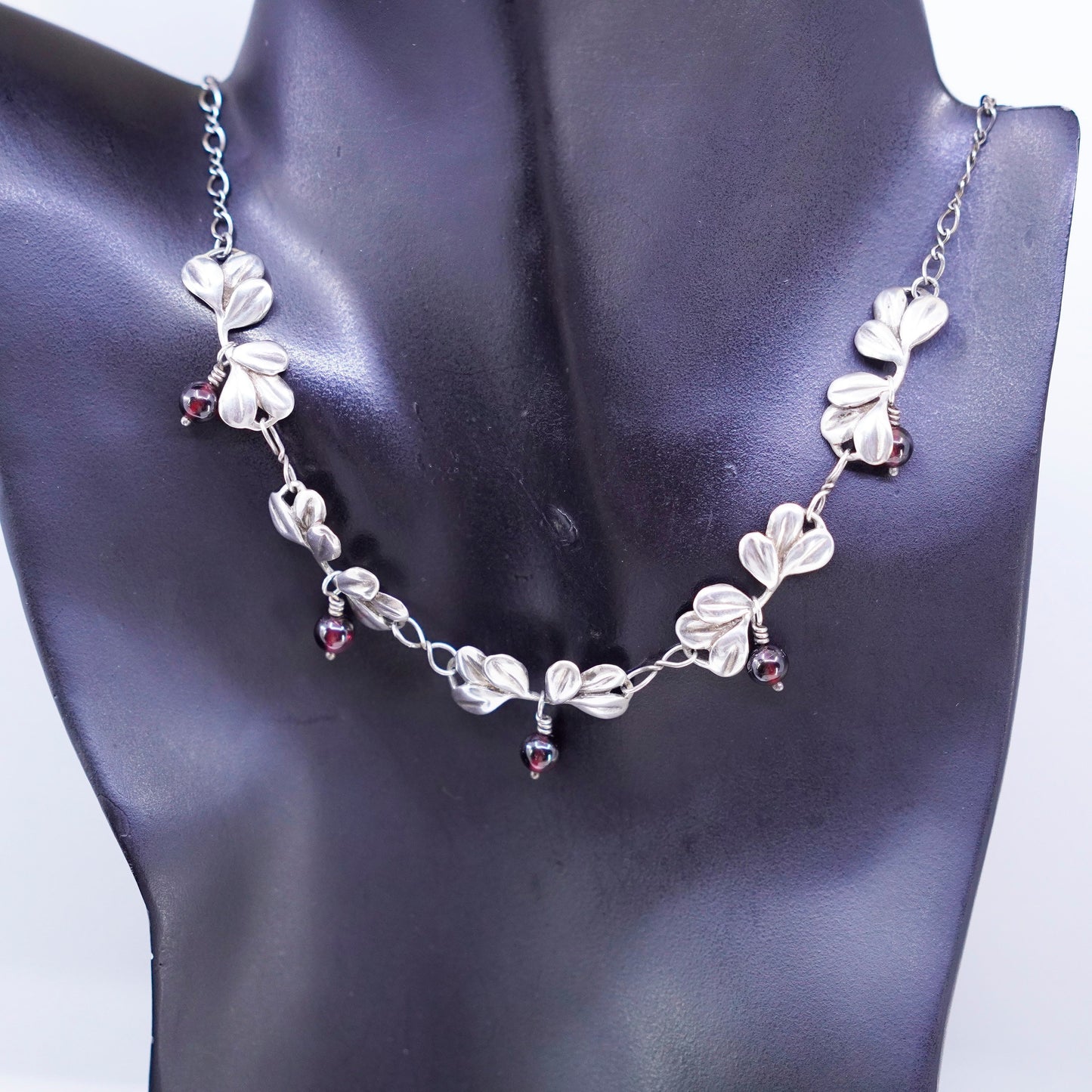 17”, 1970s Sterling 925 silver necklace with leafy pendant and garnet beads