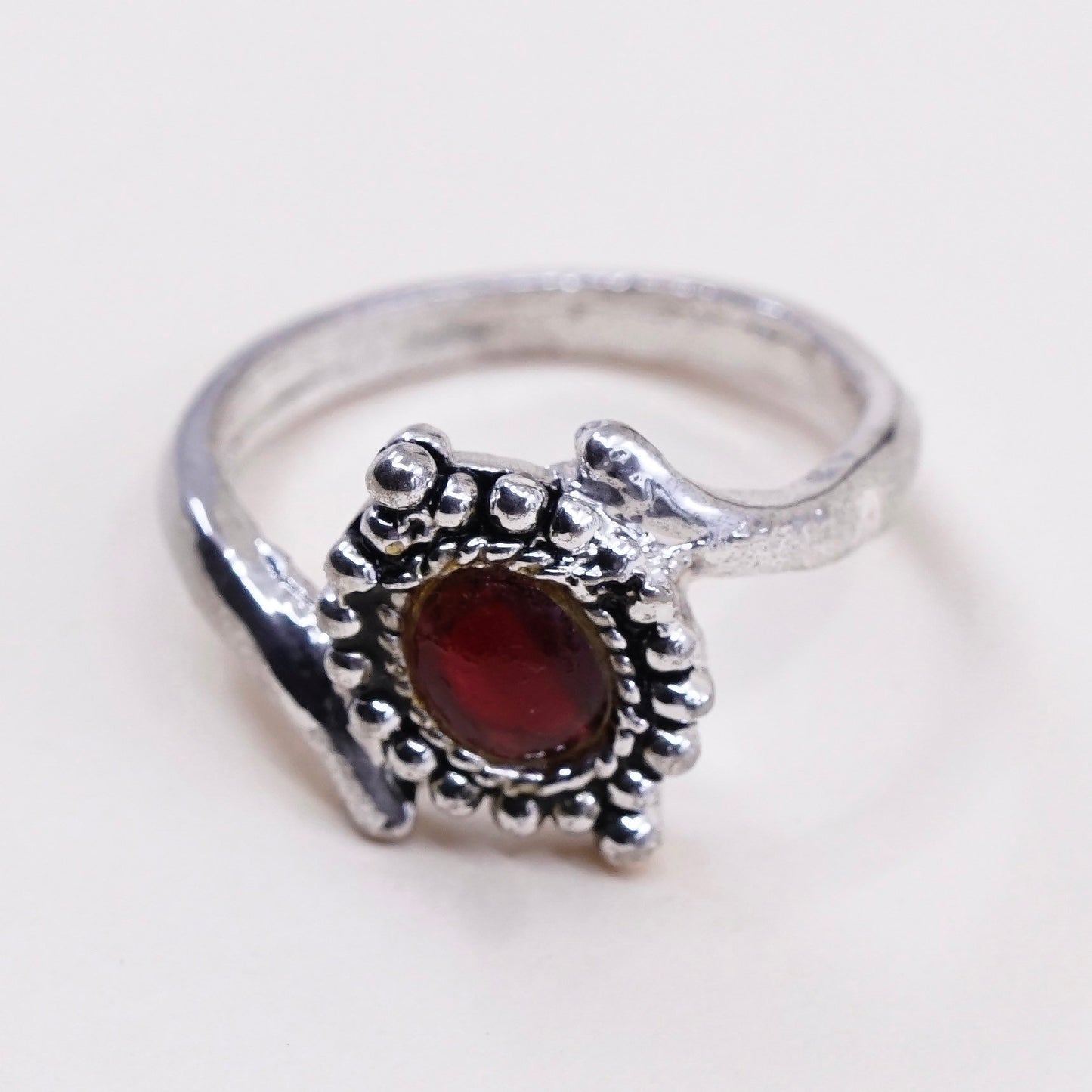 Size 7.5, vintage modern silver tone ring w/ red glass details