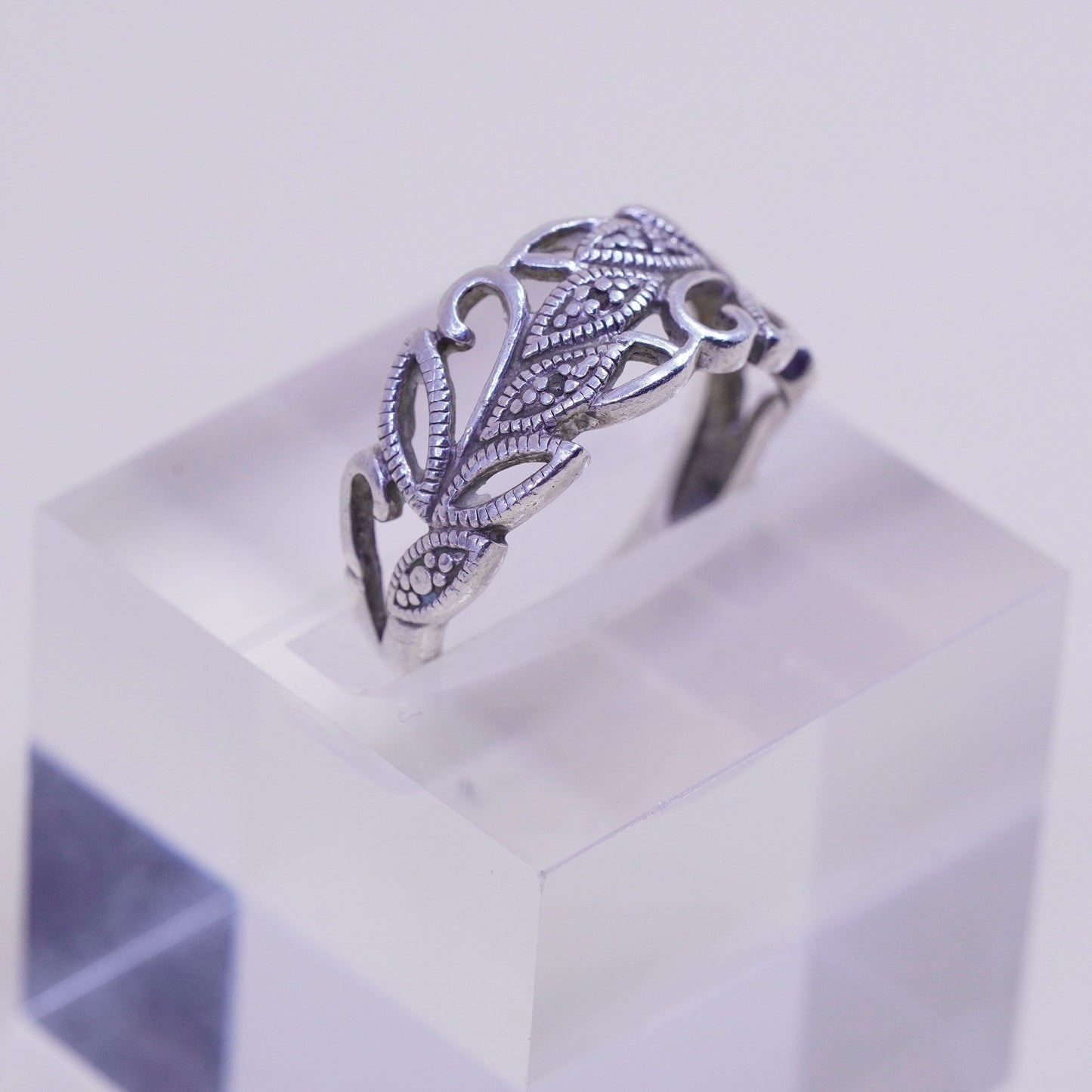 Size 7.25, vintage Sterling silver ring, 925 leaves band with real diamond