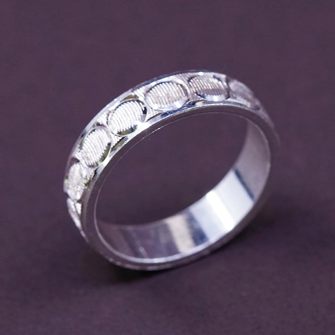 sz 7.75, vtg Sterling silver handmade ring, 925 band w/ circle pattern