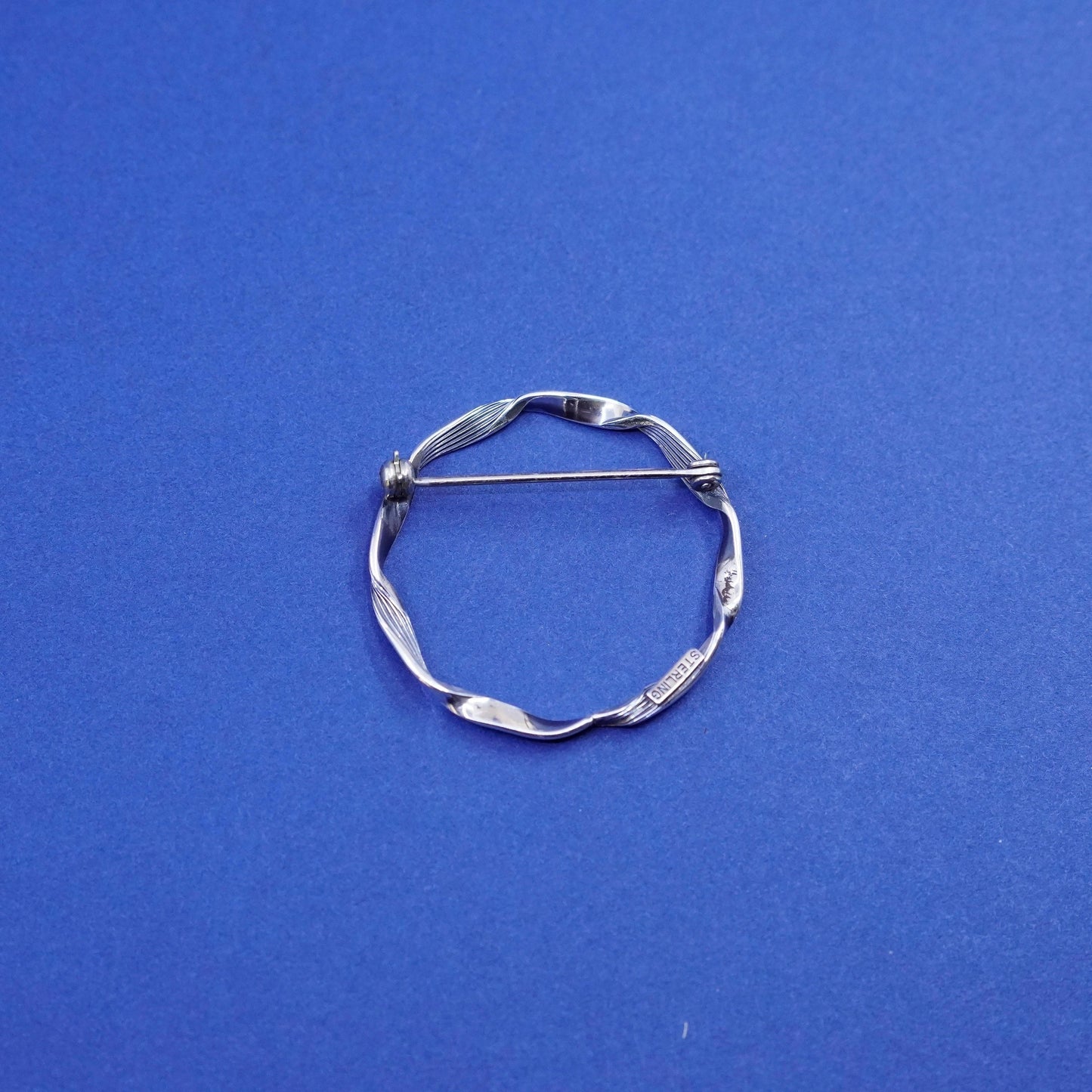 Vintage Sterling silver handmade brooch, twisted cable 925 circle pin