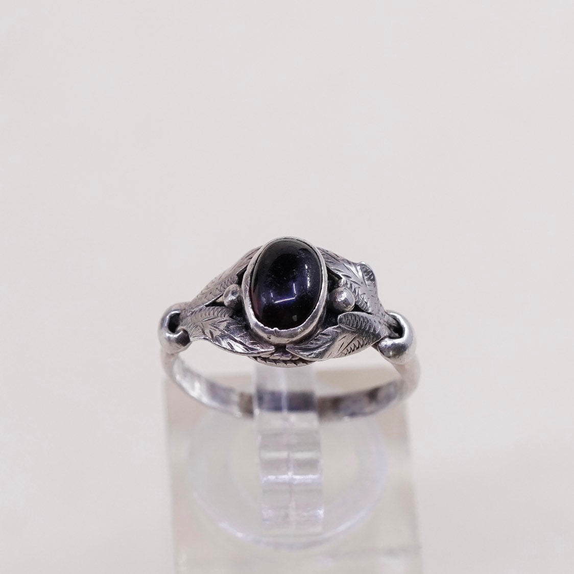 sz 7, vtg sterling silver handmade ring, 925 w/ garnet n leaves around