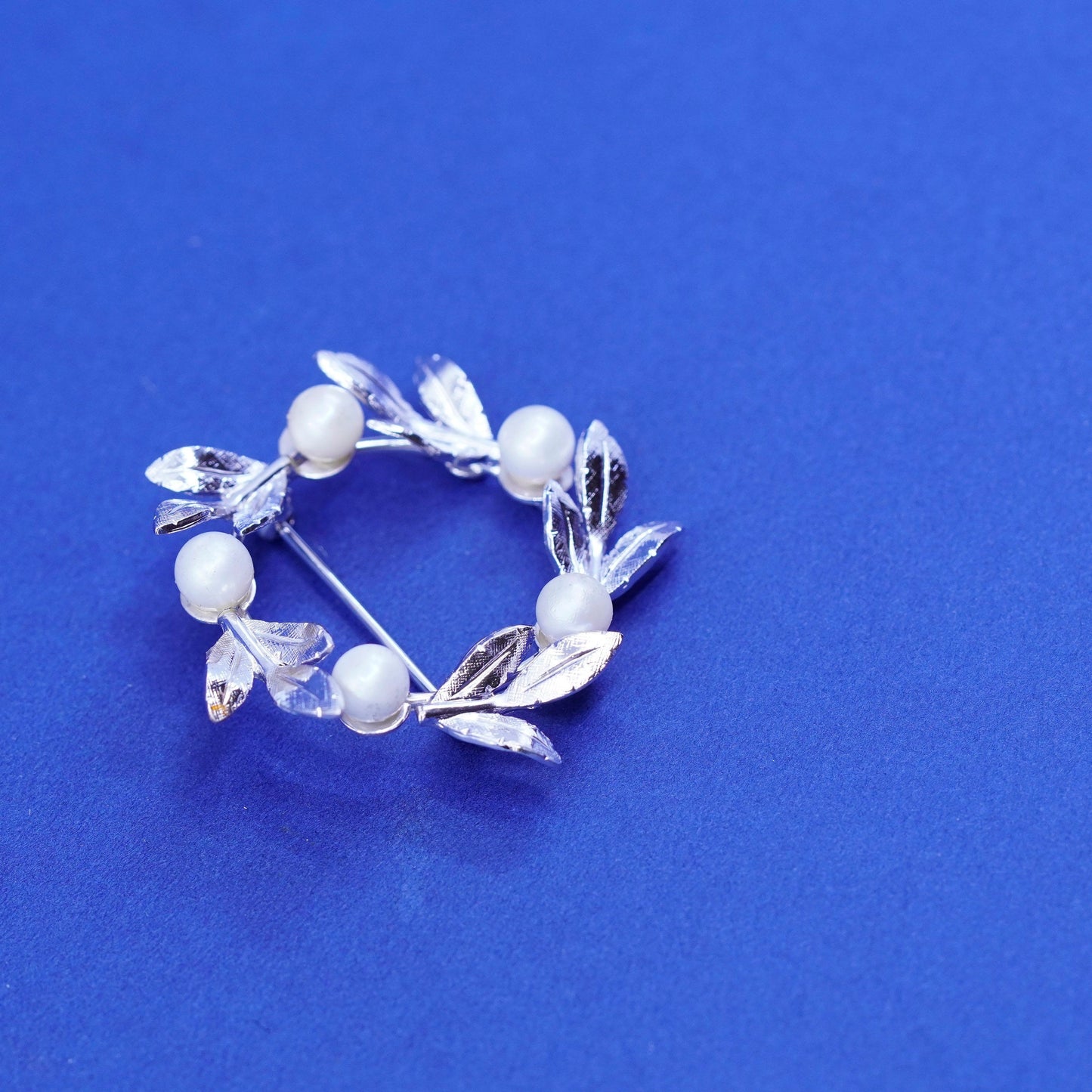 Vintage Sterling silver handmade brooch, 925 leaves circle with pearl