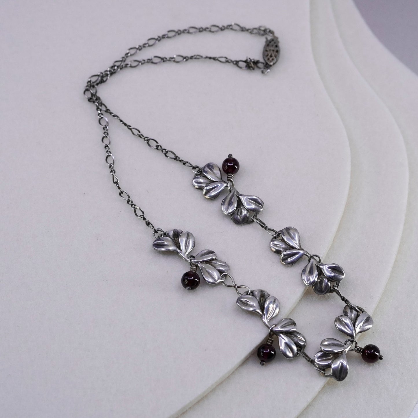 17”, 1970s Sterling 925 silver necklace with leafy pendant and garnet beads