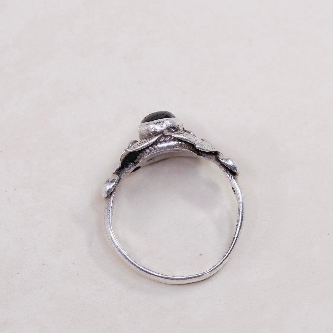 sz 7, vtg sterling silver handmade ring, 925 w/ garnet n leaves around