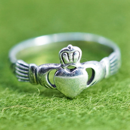 Size 8, Vintage sterling silver claddagh ring, holding heart 925 band