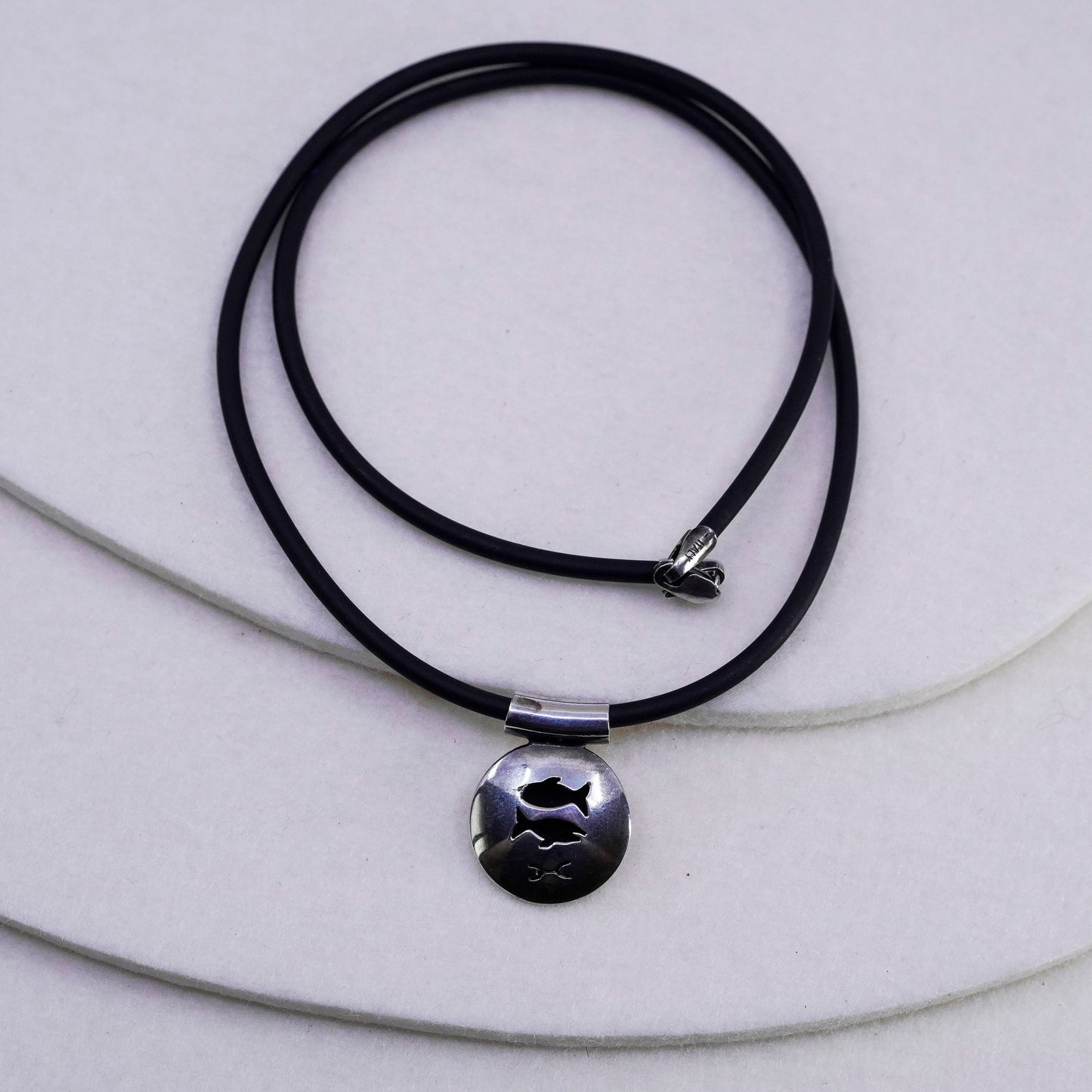 16”, vtg 925 Sterling Silver Handmade black rubber Necklace with fishy pendant