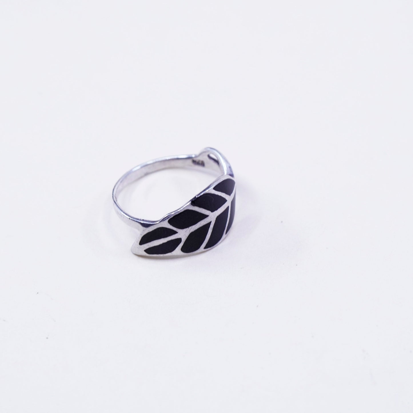 Size 7, Vintage sterling 925 silver handmade leaf ring with onyx inlay