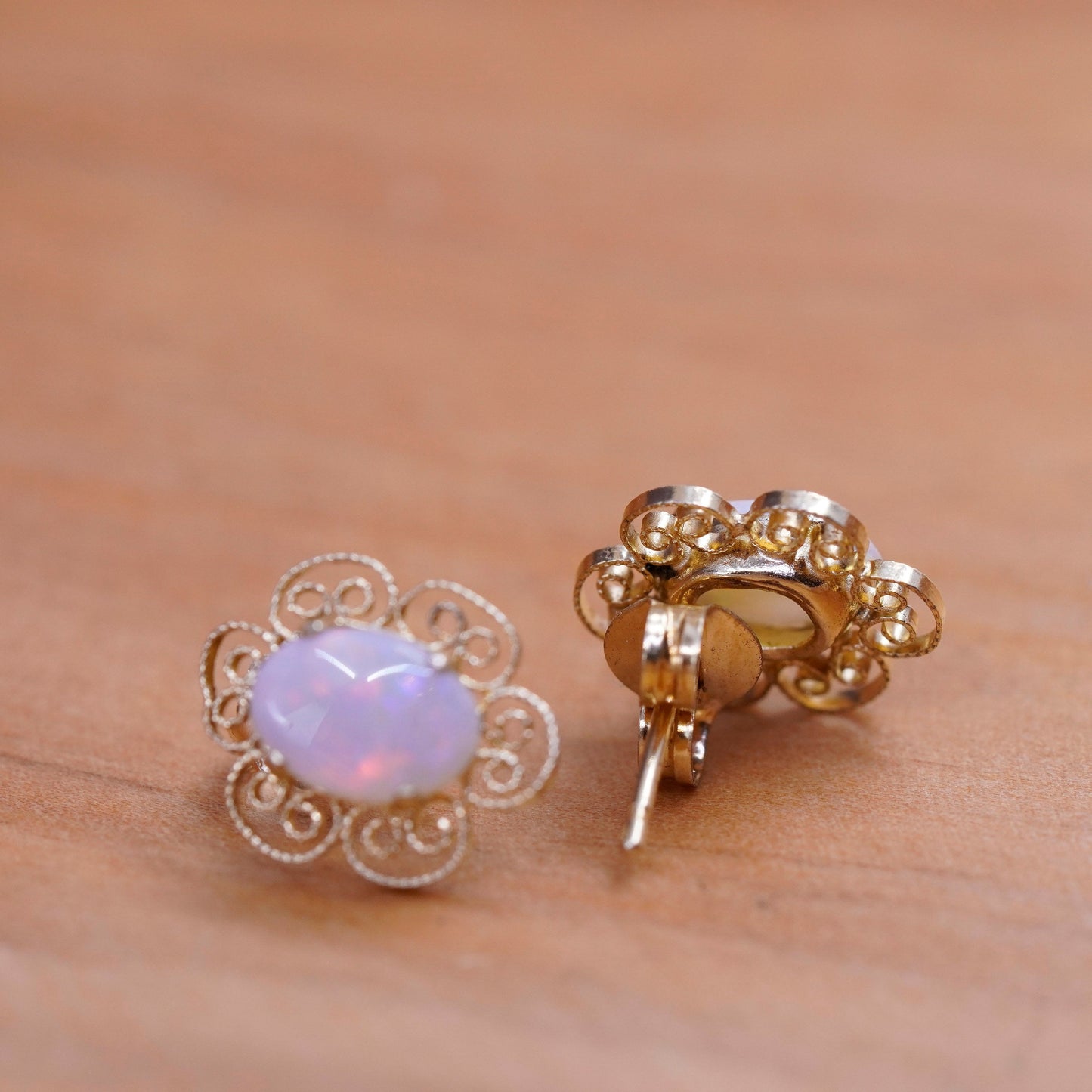 1g, filigree 14K yellow gold studs earrings with opal inlay