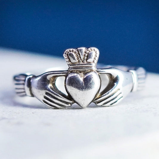 Size 6.5, Vintage Solvar sterling silver claddagh ring, holding heart 925 band