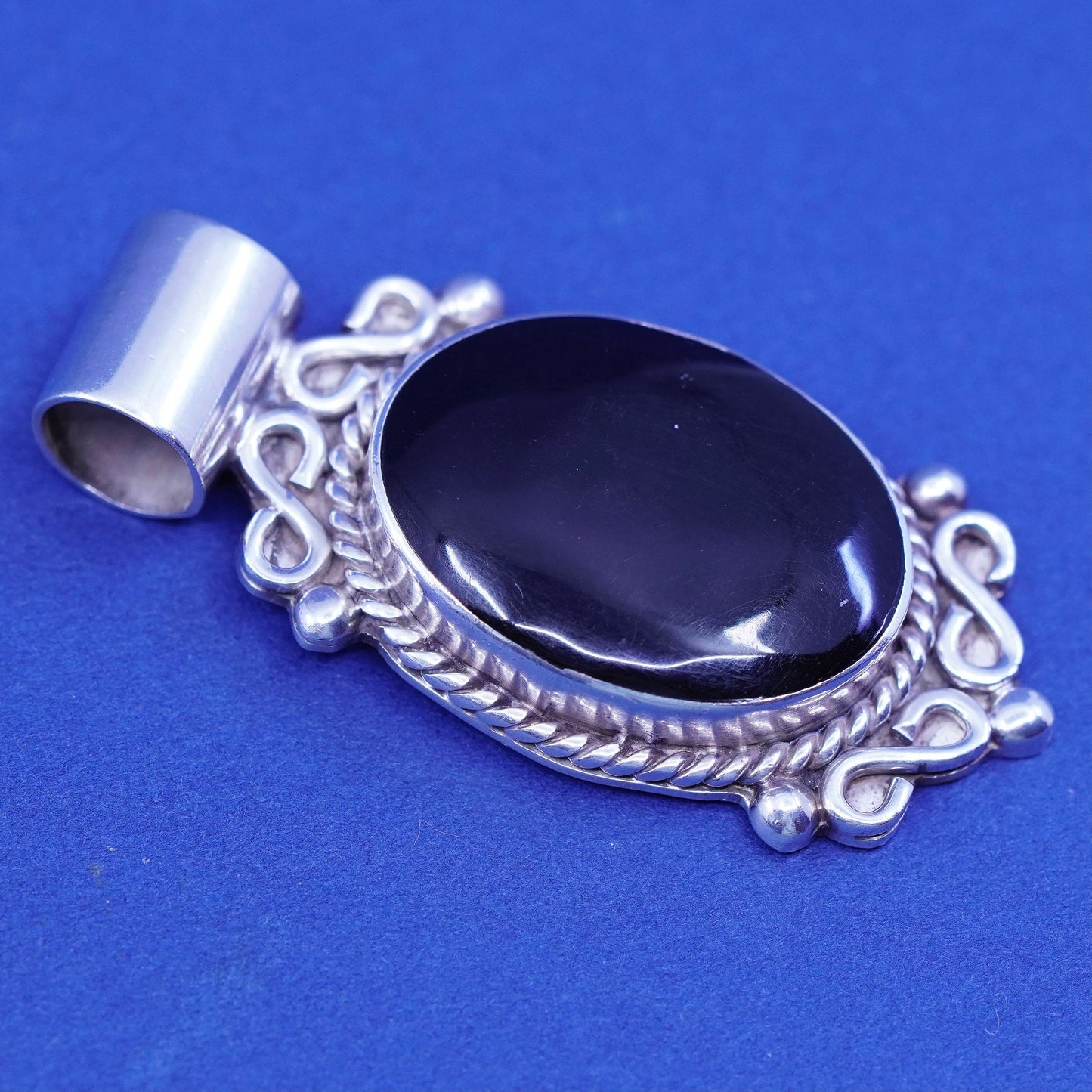 Vintage Sterling 925 silver handmade pendant with oval onyx and cable around