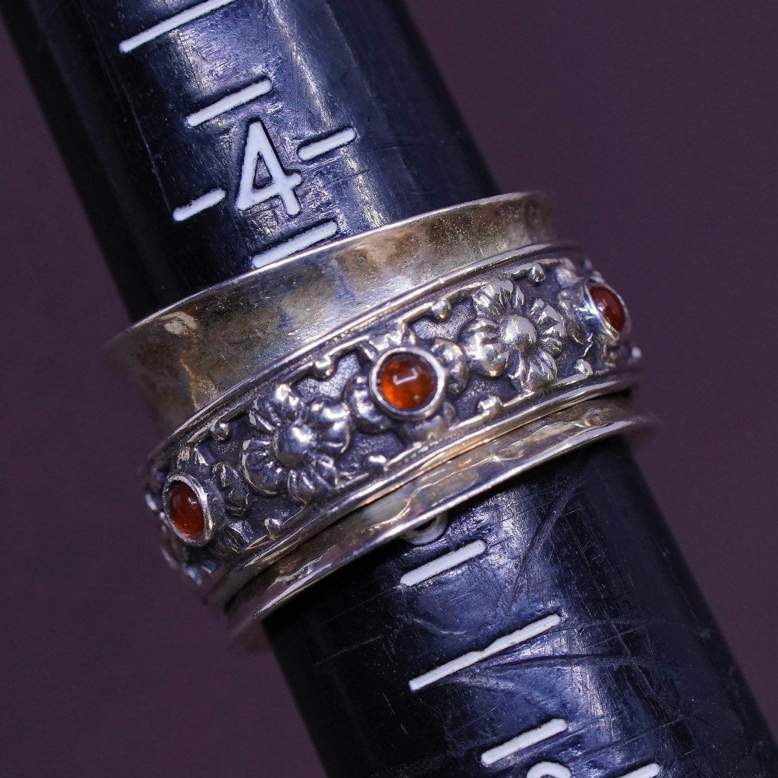 sz 5, Israel Sterling silver spinner ring, 925 band w/ floral spinner N garnet